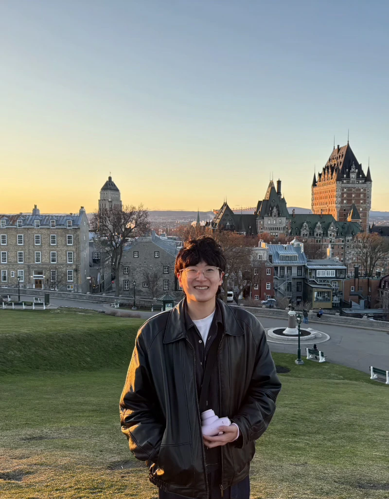 Picture of Doyoon in front of Chateau Frontenac